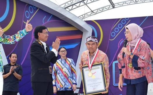 Karnaval SCTV, Bupati Nina Persembahkan Penghargaan untuk Masyarakat Indramayu 2 WhatsApp Image 2022 10 16 at 22.59.50