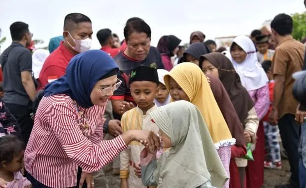bupati-nina-traktir-jajan-anak-sd bupati-nina-traktir-jajan-anak-sd
