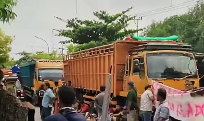 sopir truk unjuk rasa di indramayu
