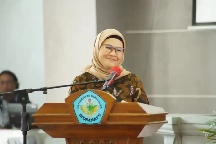 bupati nina hadiri wisuda universitas wiralodra