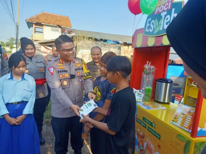 sopyah supriatin terima bantuan gerobak es teh dari kapolres indramayu