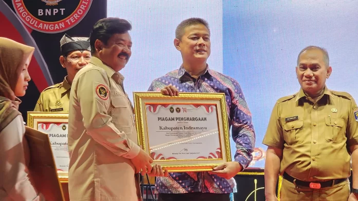 bnpt beri penghargaan kabupaten indramayu program desa siaga