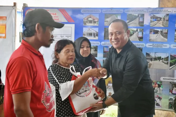 bupati indramayu diwakili sekda berikan bantuan kepada warga terdampak bencana