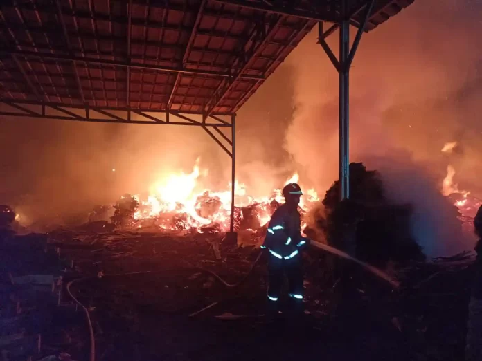 kebakaran gudang kayu di gantar