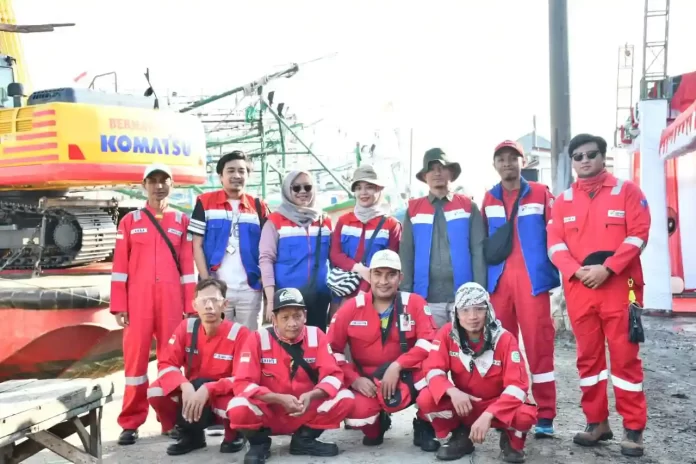 pertamina balongan turut bersih bersih pantai eretan