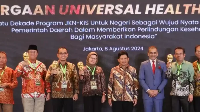 bupati nina sabet penghargaan universal health