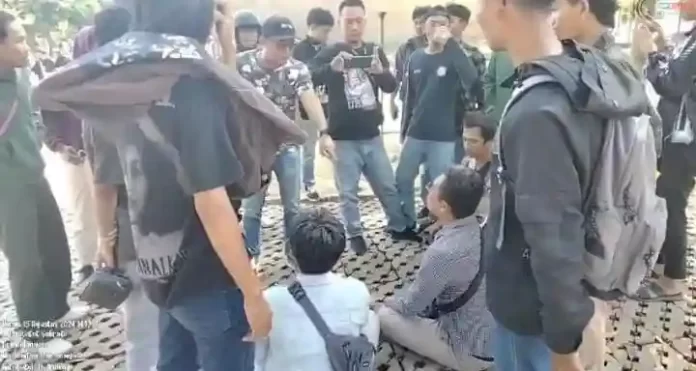 unjuk rasa di perumdam berujung konflik dengan wartawan