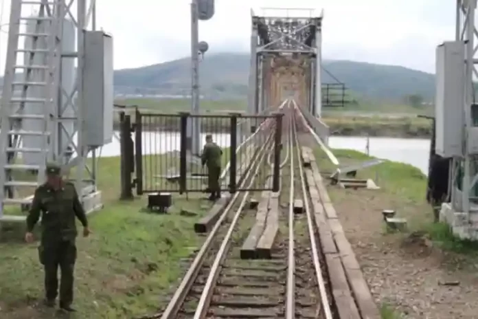 jembatan di korea utara diledakkan