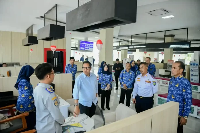 pjs bupati indramayu kunjungi mall pelayanan publik