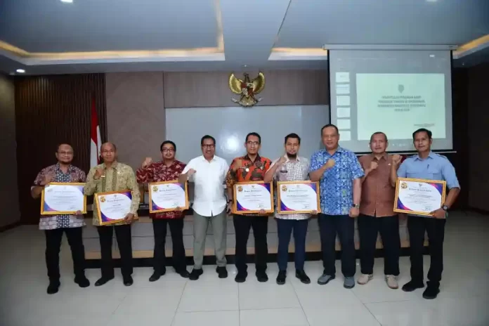 Pjs.-Bupati-Indramayu-Serahkan-Penghargaan-kepada-SKPD-dan-Kecamatan