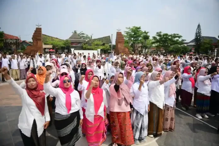 pemecahan rekor memakai sarung tenun di indramayu