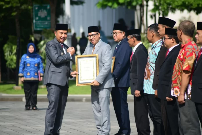 pemkab indramayu dapat penghargaan UHC dari Pemprov Jawa Barat