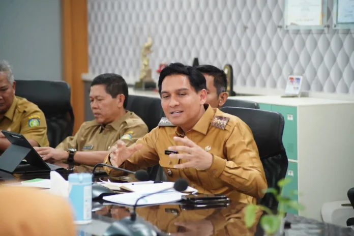 bupati indramayu lucky hakim gelar rapat dengan bpjs kesehatan