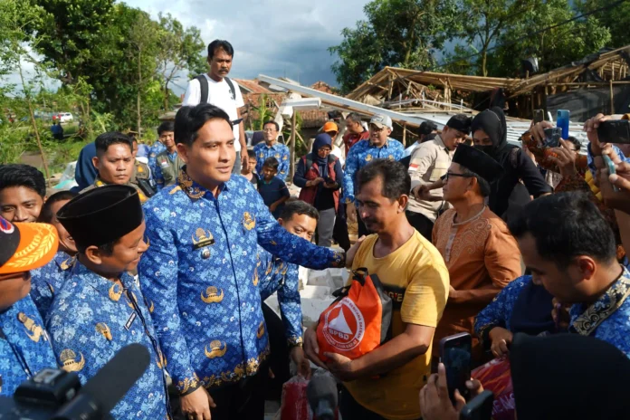 bupati lucky hakim kunjungi korban terdampak puting beliung