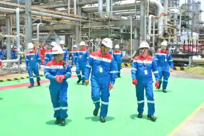 komut pertamina kunjungi kilang balongan