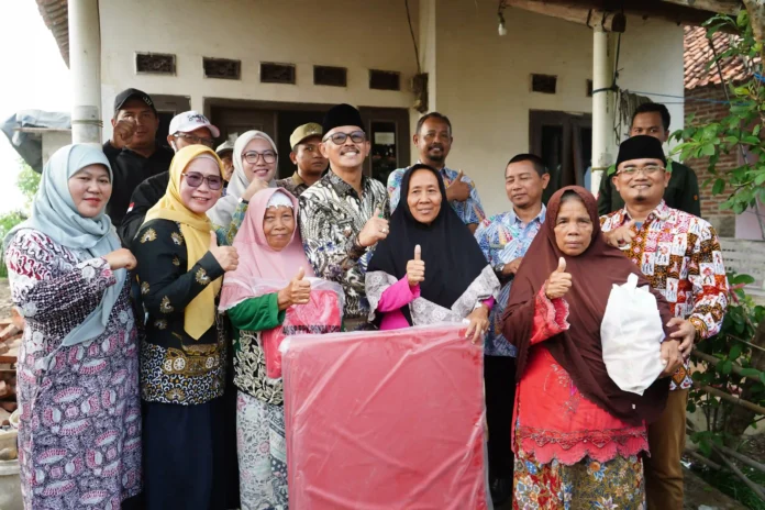 wabup syaefudin salurkan bantuan untuk korban puting beliung pasekan