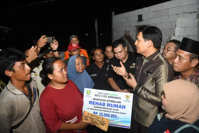 bupati lucky hakim berikan santunan untuk korban puting beliung pasekan