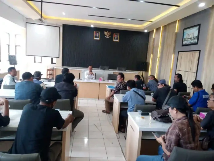wartawan indramayu minta akses informasi ke dinas pupr indramayu