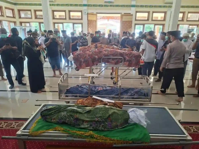 suasana haru liputi pemakaman keluarga h sahroni di sindang suasana haru liputi pemakaman keluarga h sahroni di sindang