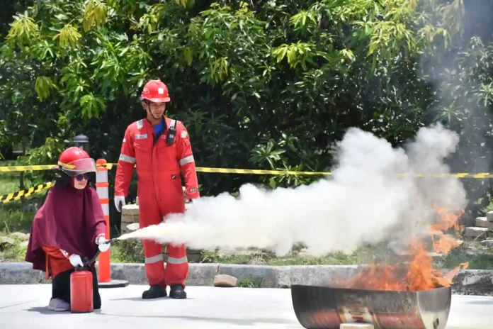 istri pekerja kilang balongan dilatih pemadaman kebakaran istri pekerja kilang balongan dilatih pemadaman kebakaran